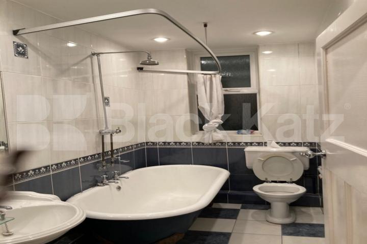 Charming 1 bedroom flat with a garden, period features and working fireplace Alexandra Park Road, Alexandra Park 